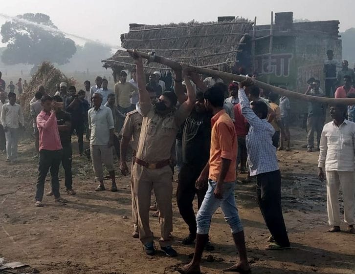 jeetee rod par aag ka gola bana trak, laakhon ka saamaan raakh