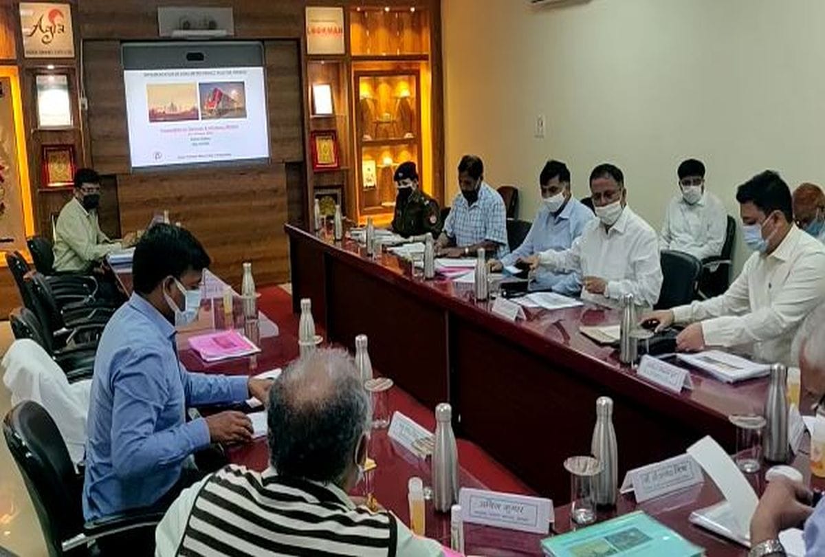 Agra metro rail and smart city works review by central secretary