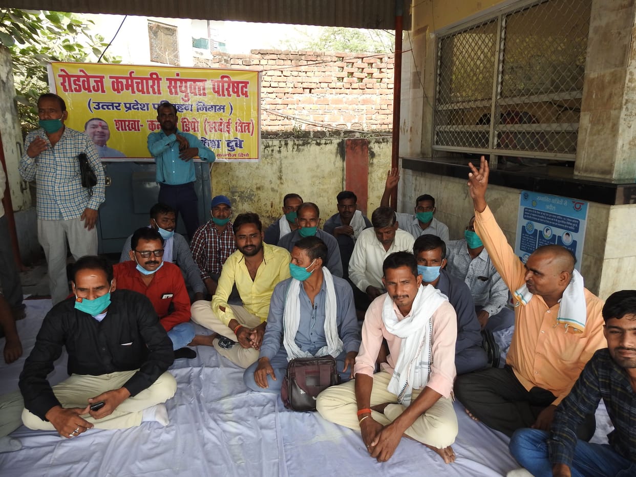 nijee bason ke sanchaalan ke khilaaph rodavej karmiyon ne diya dharana