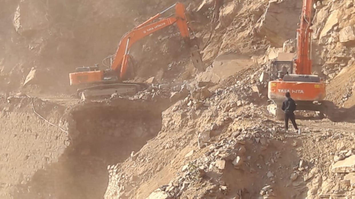 Char dham yatra 2020 route latest news : badrinath highway closed in totaghati