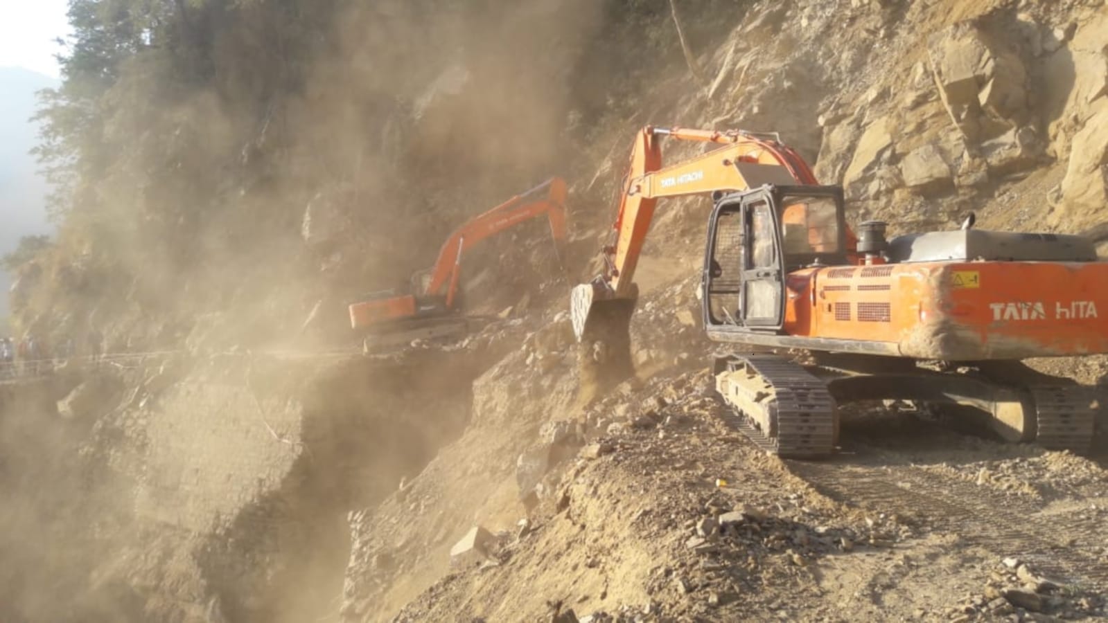 Char dham yatra 2020 route latest news : badrinath highway closed in totaghati