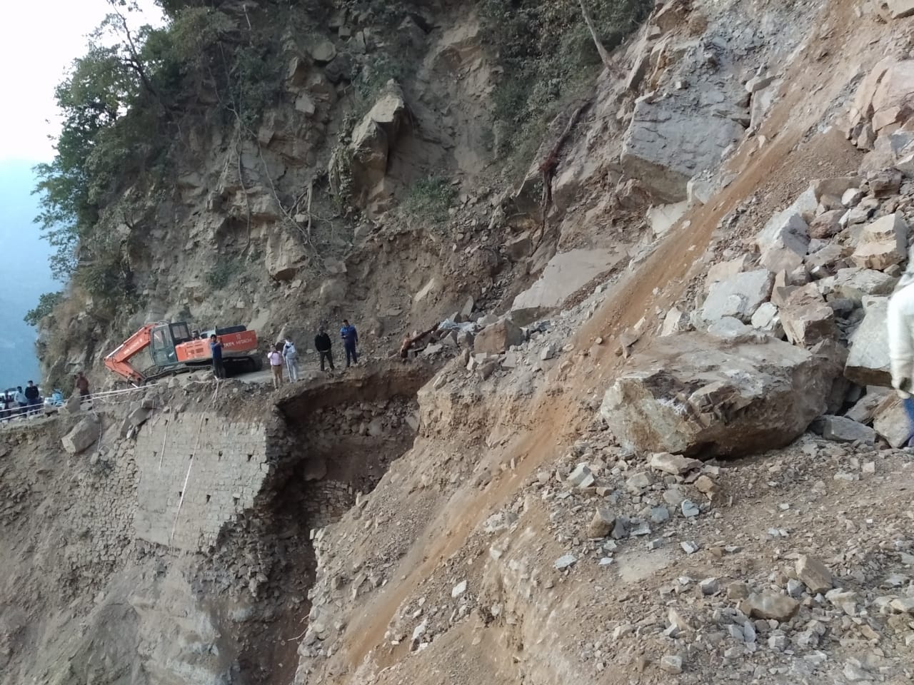 Char dham yatra 2020 route latest news : badrinath highway closed in totaghati