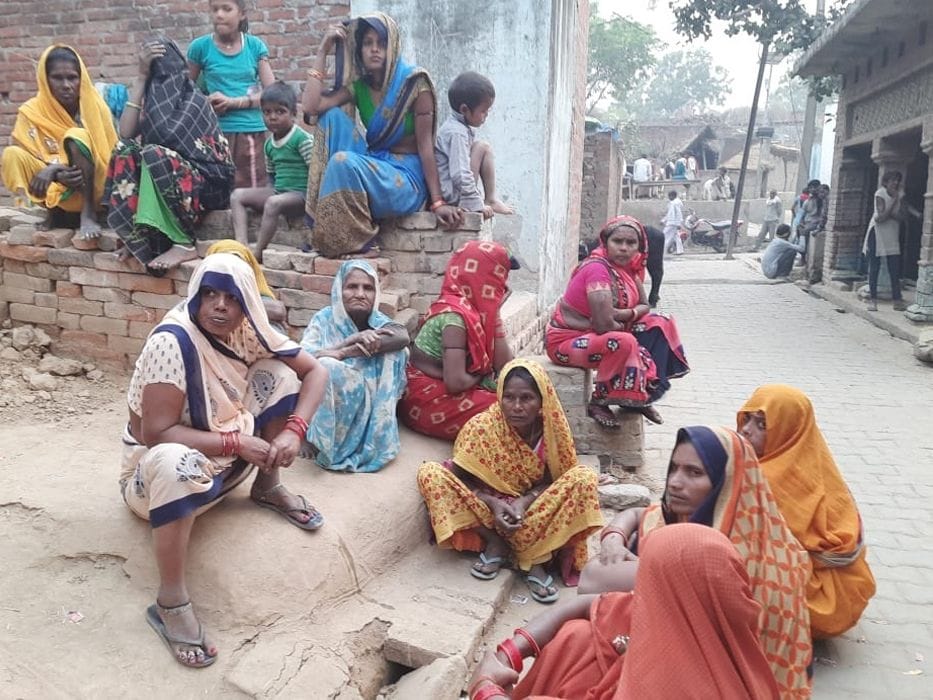 sandigdh haalaat mein mila mahila ka shav