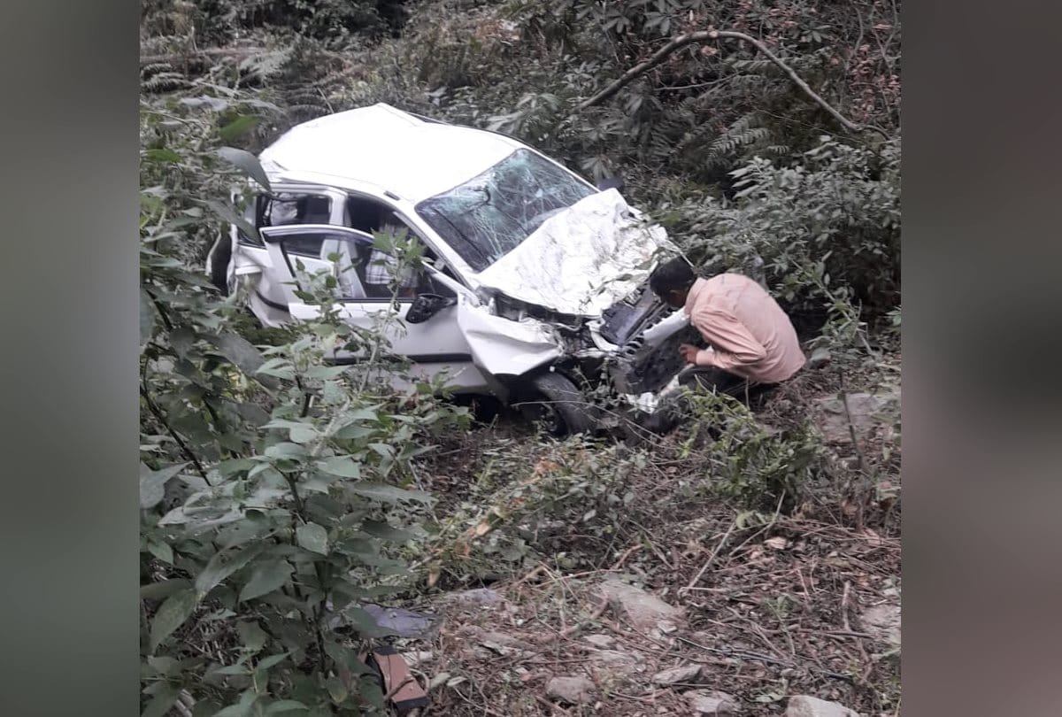 road accident in dehradun today news: car fell i to ditch at asharodhi, six people injured