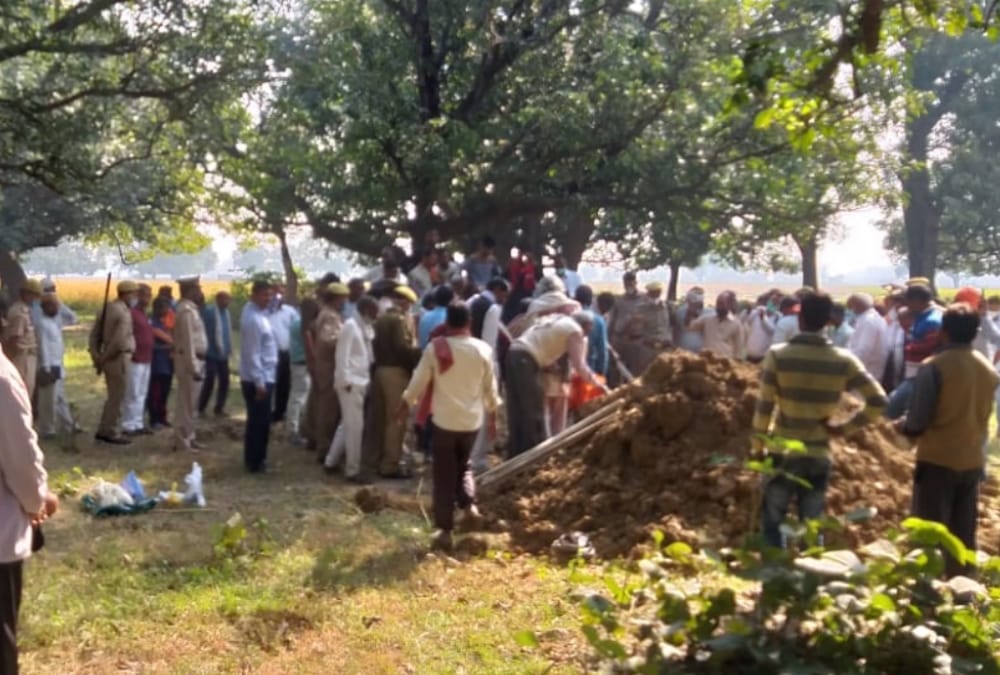 Villagers cremated the body of Pradhan's husband who was killed by goons.