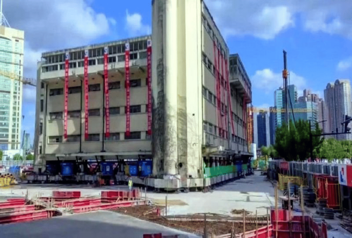chinese engineers lift 7600 ton building and moved another place