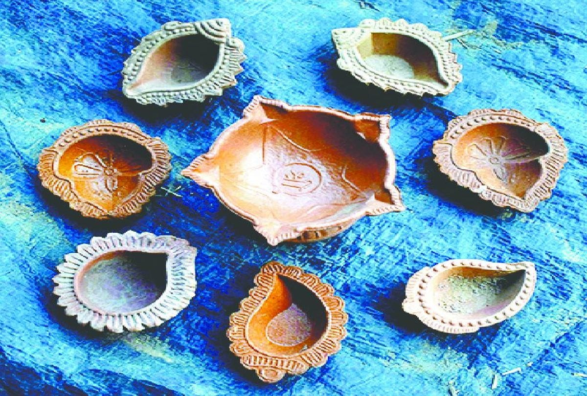 deepawali 2020: potters makes designer diyas for diwali in agra