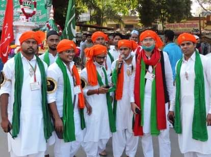 ईद मिलादुन्नबी पर शहर में निकले जुलूस में शामिल युवा।