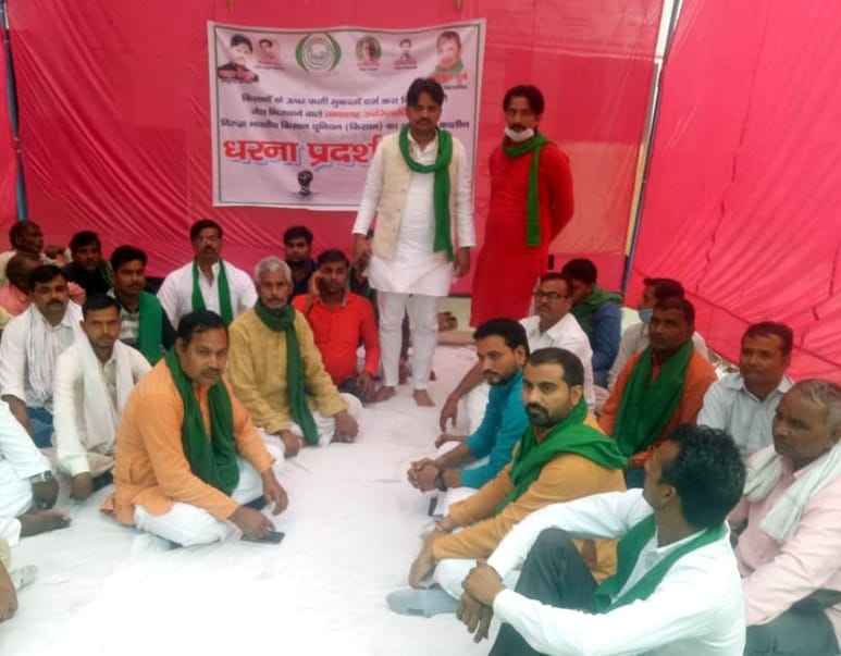 samasyaen door karaane ke lie doosare din bhee diya dharana, do navambar se shuroo hogee anishchitakaaleen bhookh hadataal