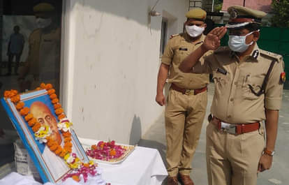 सरदार पटेल के चित्र पर सलामी देते आईजी के.सत्यनारायणा।