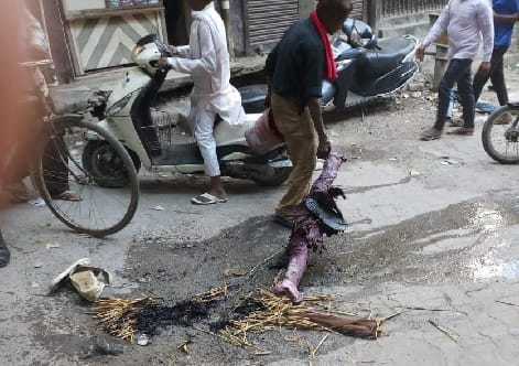 Protest at the Gate of Police Station Baradari, effigy burnt outside the shrine of Shadhana Wali