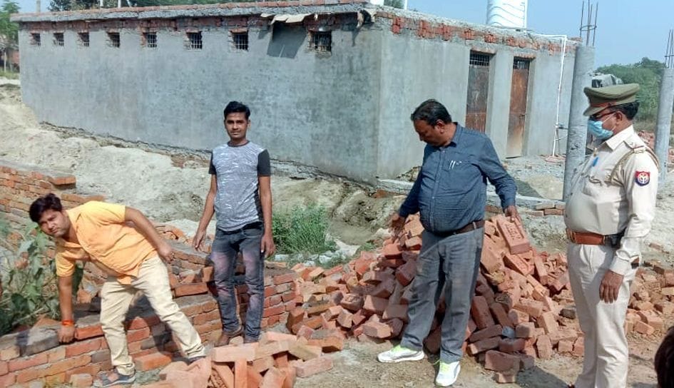saamudaayik svaasthy kendr kee jameen par ho rahe nirmaan ko rukavaaya