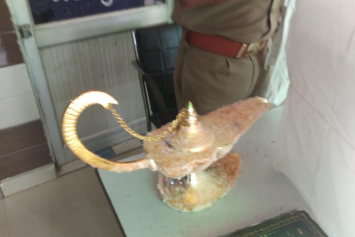 UP News: Two tantrik has cheated of 2.5 crore from a doctor in Meerut