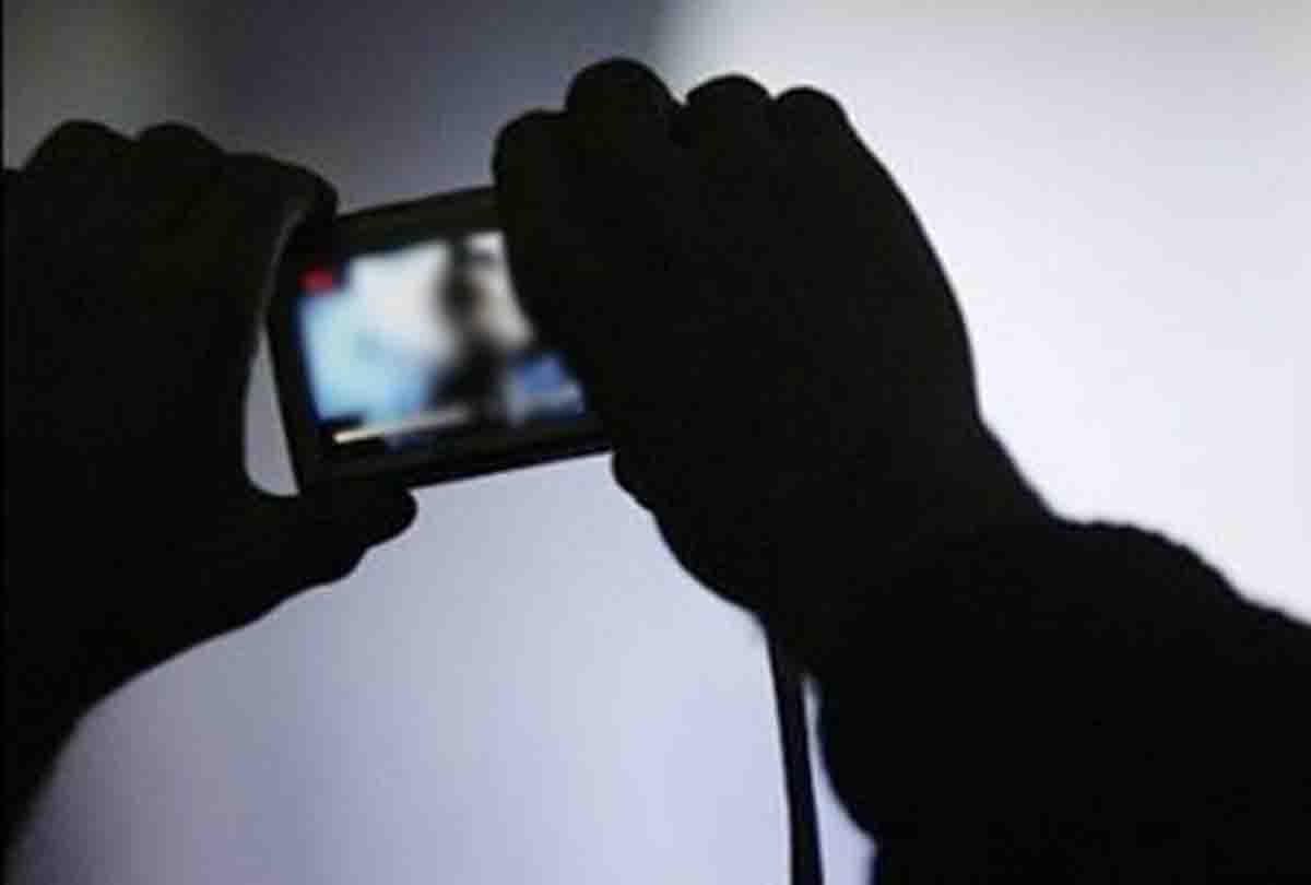 Video of teenager made while taking bath, blackmail started again, police filed a report in search of accused