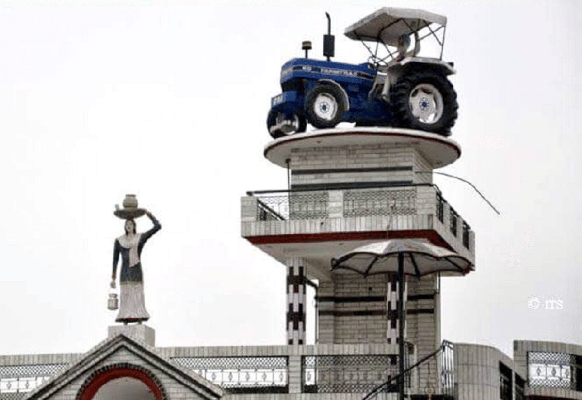 In Bhagalpur, a man made a Mahindra Scorpio tank on the roof of his house, watch viral and funny photos