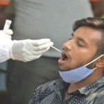 कोरोना वायरसः सैंपल लेते कर्मचारी
