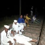 ट्रैक पर विरोध जताते गुर्जर समुदाय के लोग