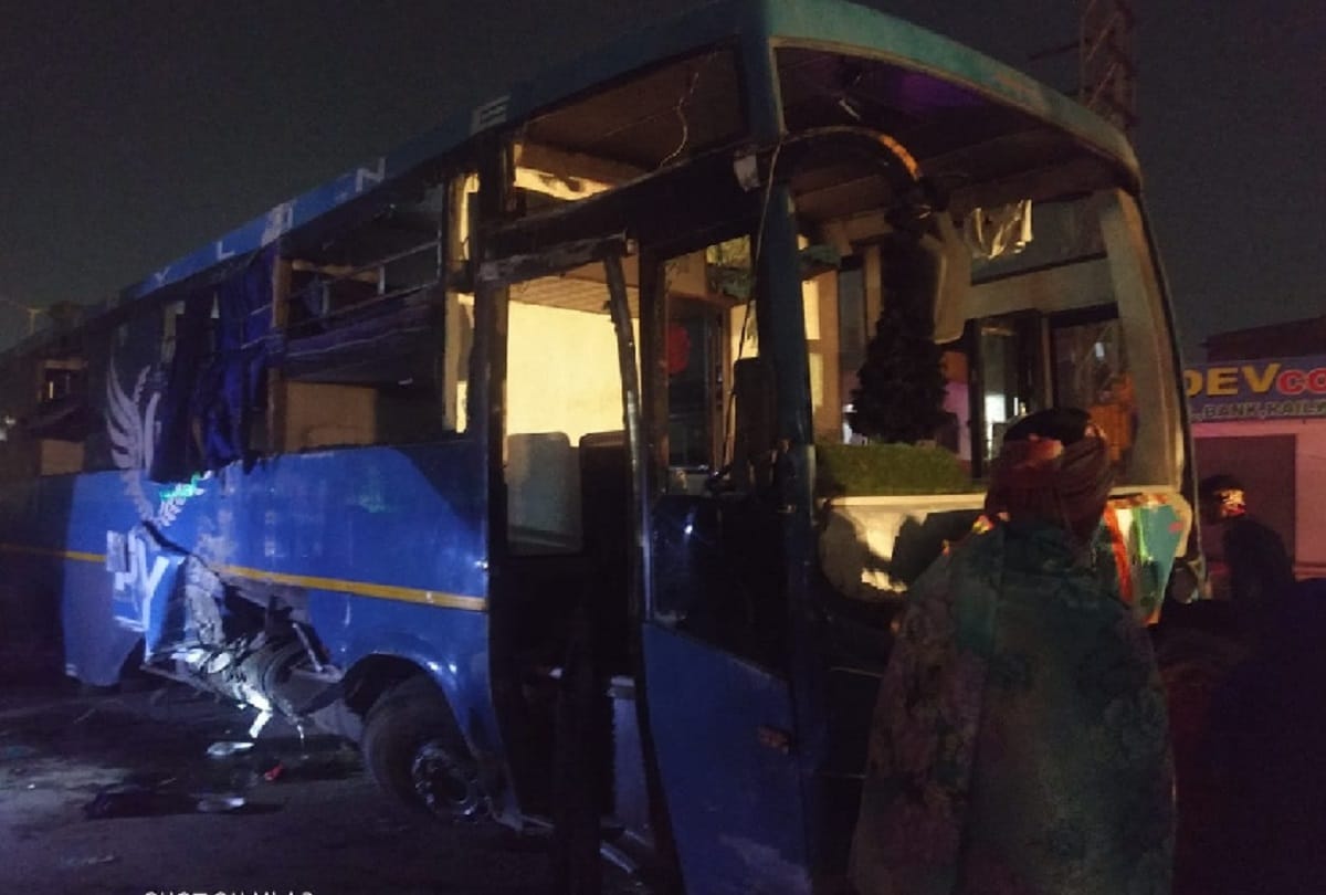 Double decker bus overturned in Shikohabad, 20 passengers injured