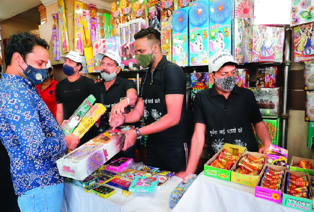 Market full of more than fifteen varieties of green firecrackers