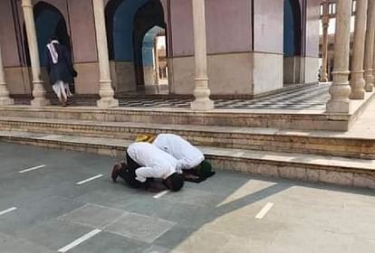 मंदिर परिसर में नमाज अदा करते युवक