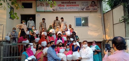 पुष्टाहार वितरित करते राज्यमंत्री