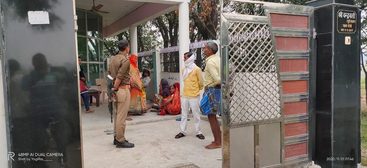 Azamgarh: Elderly killed due to trailer raid, Lakhs stolen from former Pradhan house