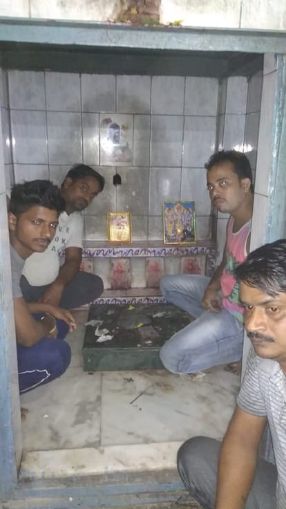 Thieves took out Shivling from temple, car collided with pillar of high-tension line, pole broke and fell on car in Bhadohi