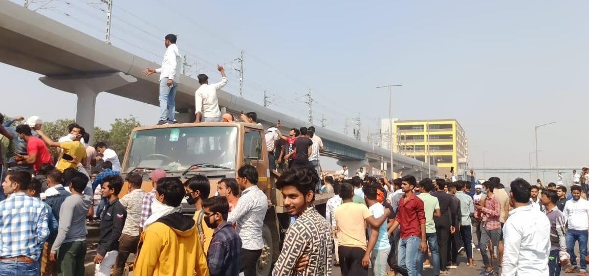 Crowd raging during Mahapanchayat, jam on National Highway, stone-lathicharge