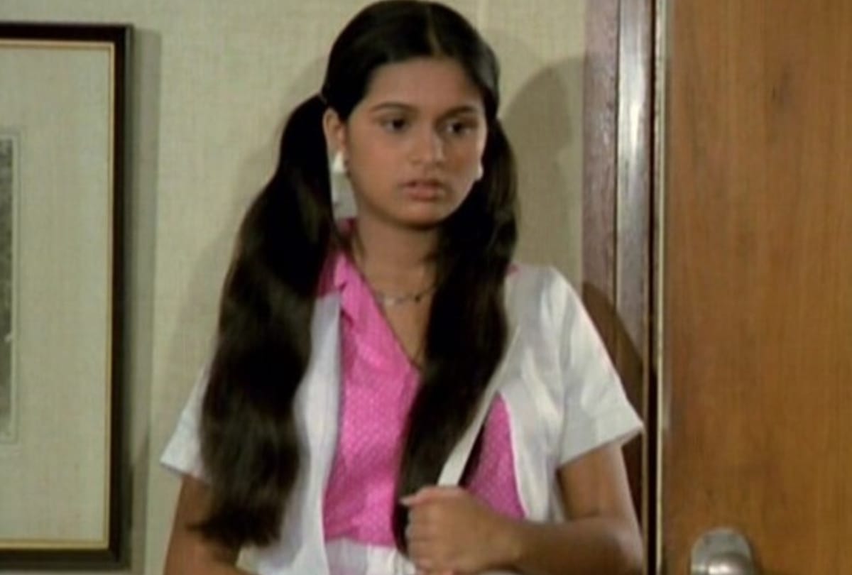 Padmini kolhapure greeted prince charles with garland and kiss when he visited on film set in 1980 became a huge fuss