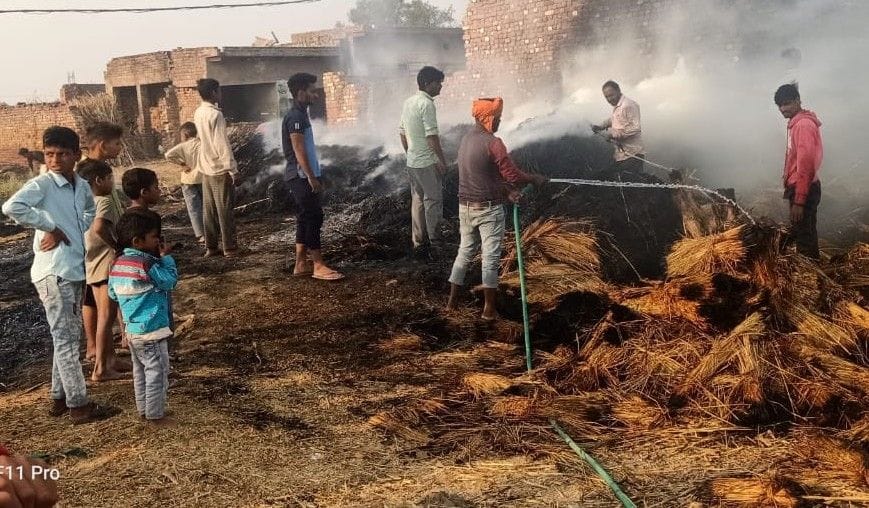 Hathras: Burning paddy worth thousands of rupees from fire