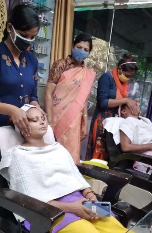 Decorating market regarding Karva Chauth, enthusiasm in Suhagins fasting for the first time