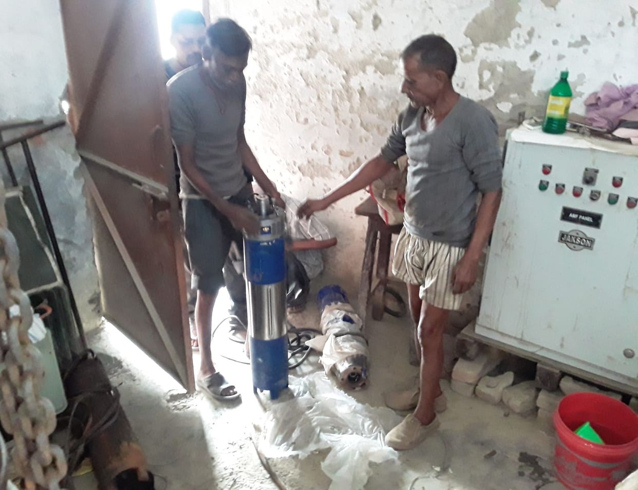 Thousands of people from five mohallas craving water