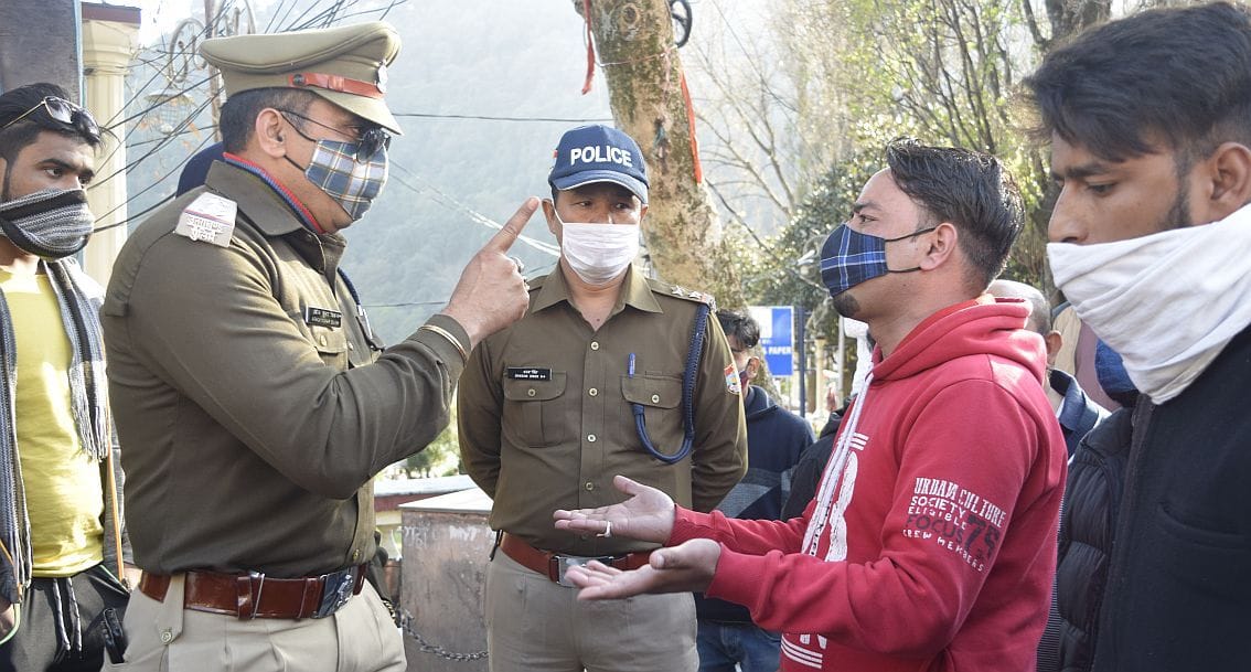 Police fights over masks of tourists and youth congress