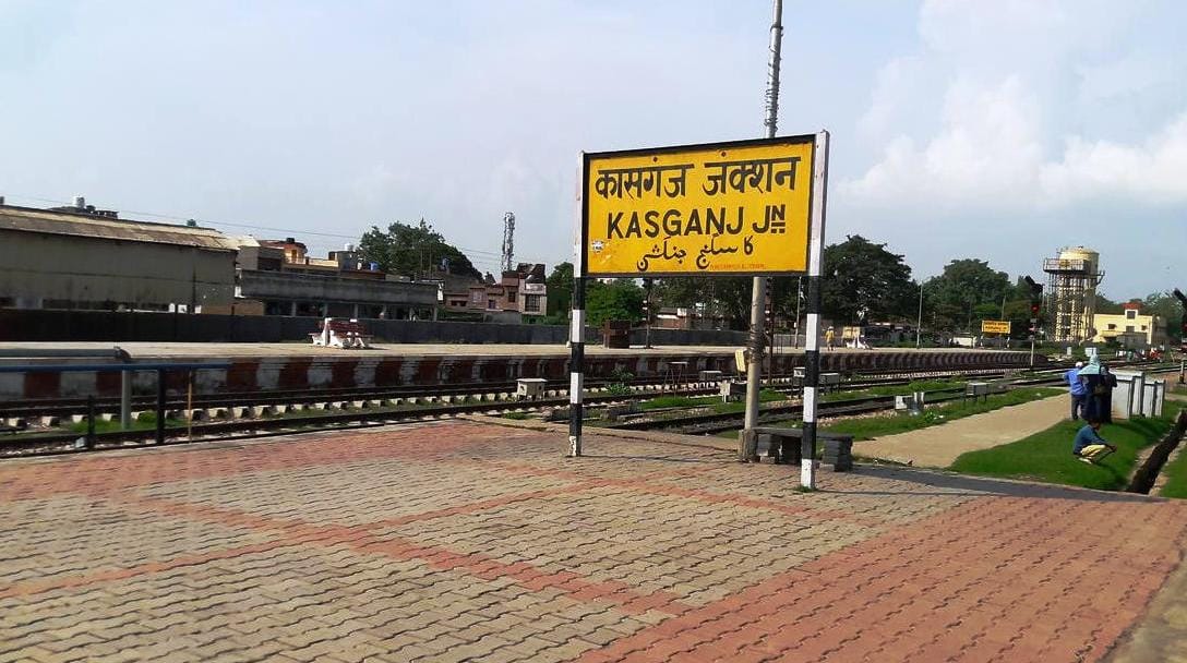 officers not alloweing the train for kasganj