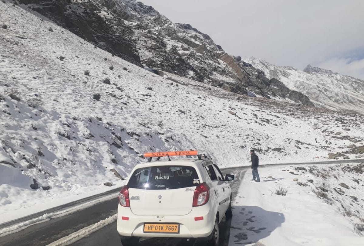 After the fresh snowfall Lahaul Valley of himachal is witnessing a huge rush of tourists, see pics