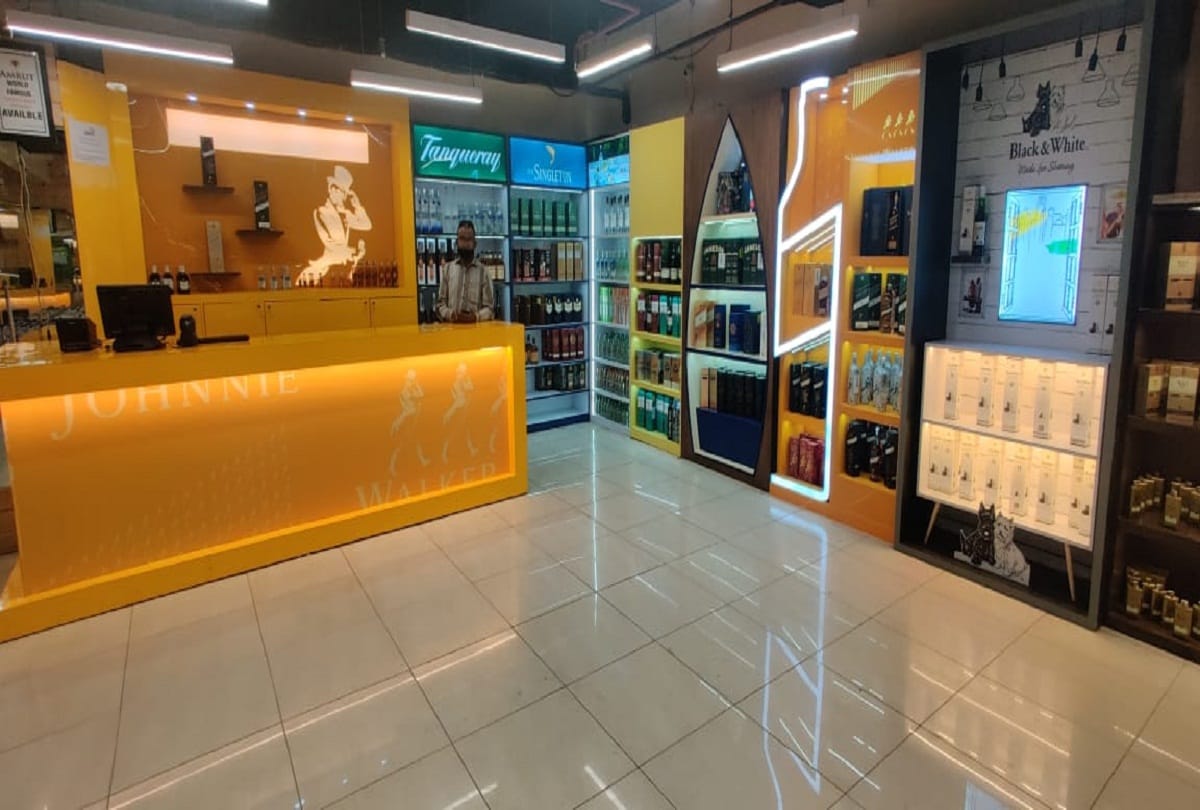 Waiting for expensive alcohol enthusiasts ends in prayagraj, liquor sales start in mall