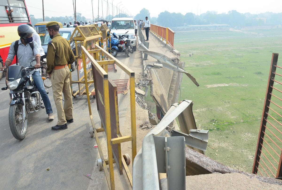 Uncontrolled Dumper Shastri Bridge's railing broke down 70 feet, three injured