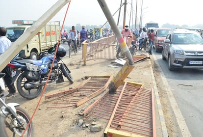Uncontrolled Dumper Shastri Bridge's railing broke down 70 feet, three injured