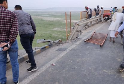Uncontrolled Dumper Shastri Bridge's railing broke down 70 feet, three injured