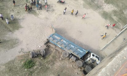 Uncontrolled Dumper Shastri Bridge's railing broke down 70 feet, three injured