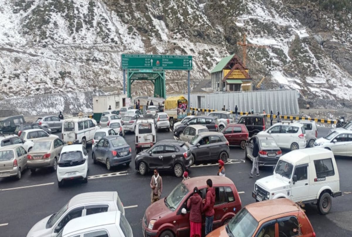 After the fresh snowfall Lahaul Valley of himachal is witnessing a huge rush of tourists, see pics