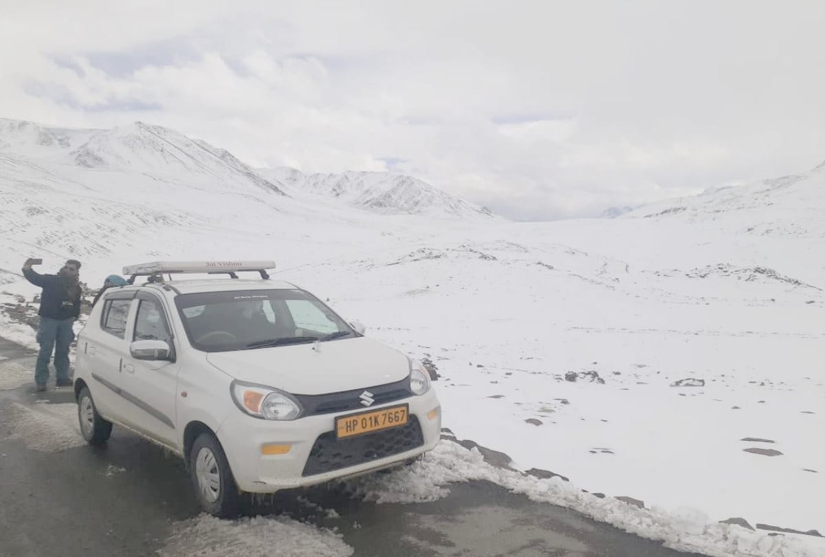 After the fresh snowfall Lahaul Valley of himachal is witnessing a huge rush of tourists, see pics