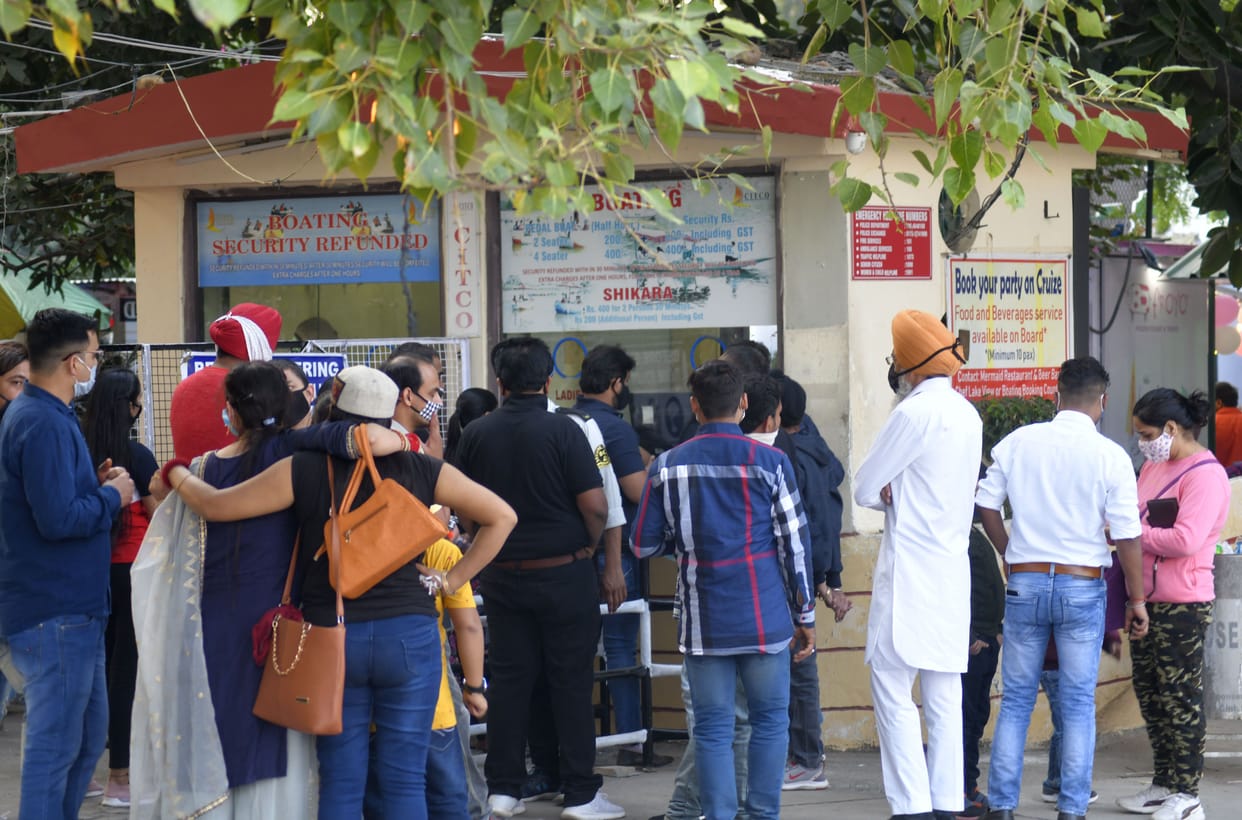 Bottling on Sukhna Lake, violation of social distance