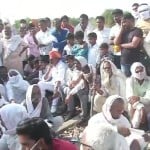 रेलवे ट्रैक पर बैठे हुए गुर्जर समुदाय के लोग