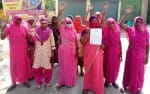 तहसील में प्रदर्शन करतीं गुलाबी गैंग की महिलाएं