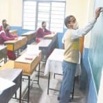 विद्यार्थियों को पढ़ाते शिक्षक (फाइल फोटो)