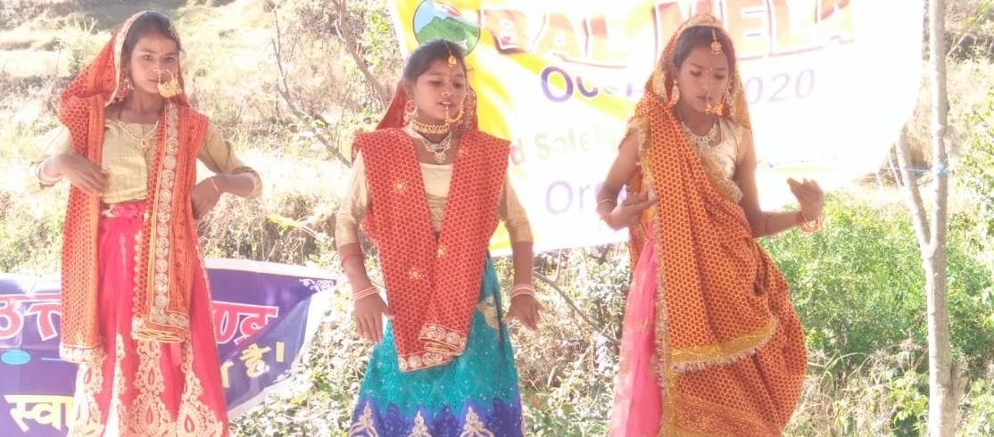 Children scattered colorful sixth by presenting colorful program