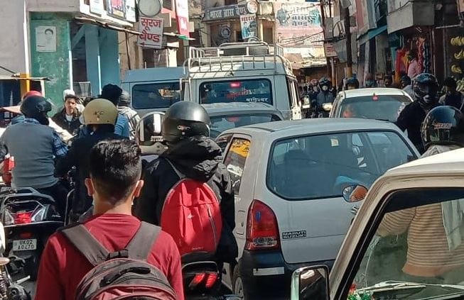 District headquarters roads remained under the tightness of jam