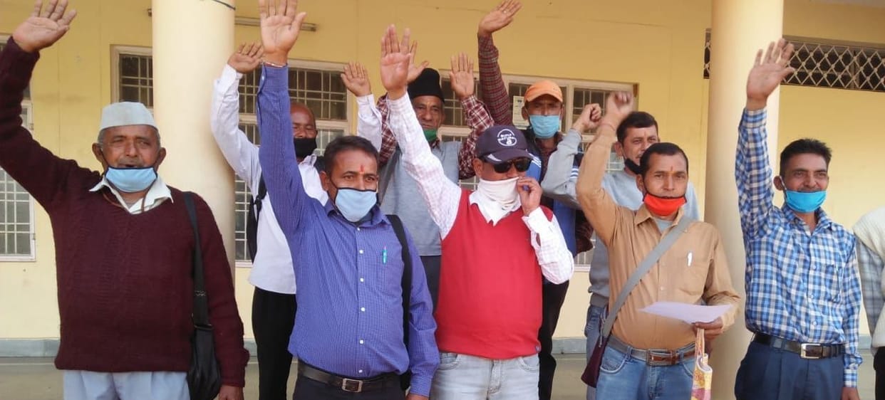 Villagers demonstrate for construction of Chaura-Ganuwasramoli motorway
