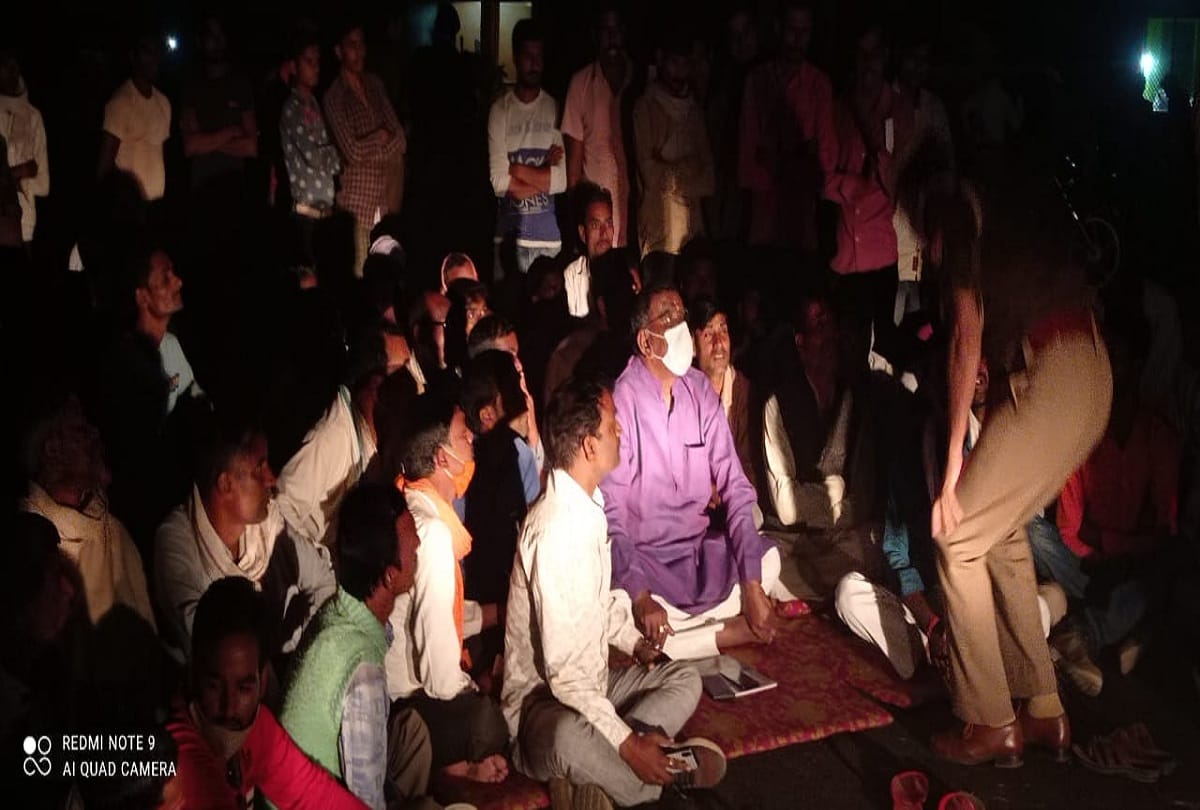 BJP MLA protest at Mandi Gate with farmers in Sitapur